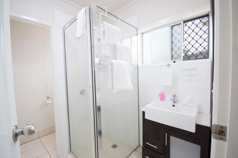 Airlie Apartments - Kawana Tourism 9