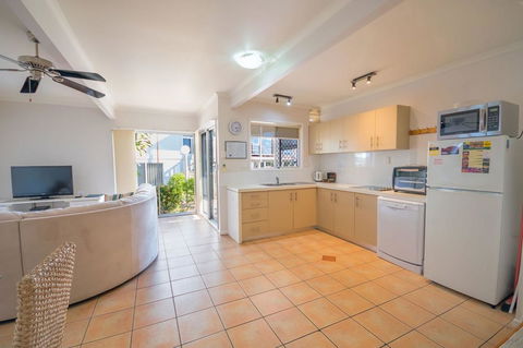 Airlie Apartments - Kawana Tourism 12