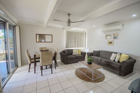 Airlie Apartments - Kawana Tourism 3