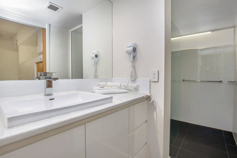 Tiki Hotel Apartments Surfers Paradise - Kawana Tourism 5