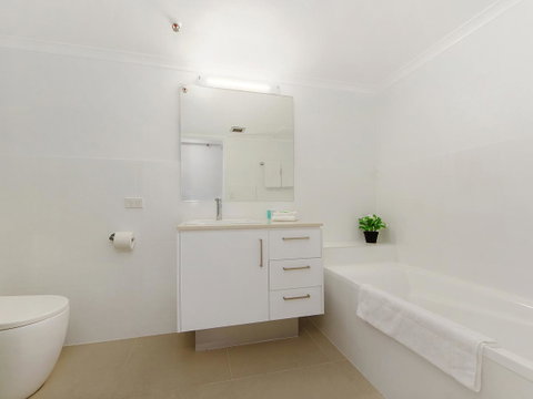 Sunbird Beach Resort Main Beach - Kawana Tourism 31