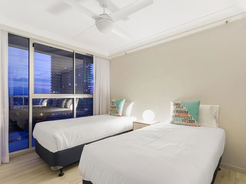 Sunbird Beach Resort Main Beach - Kawana Tourism 6