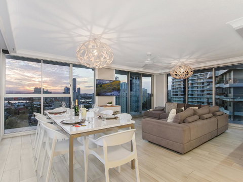 Sunbird Beach Resort Main Beach - Kawana Tourism 11