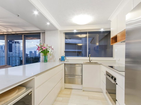 Sunbird Beach Resort Main Beach - Kawana Tourism 8