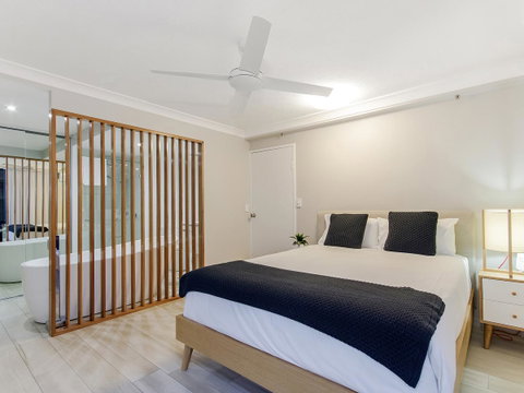 Sunbird Beach Resort Main Beach - Kawana Tourism 7