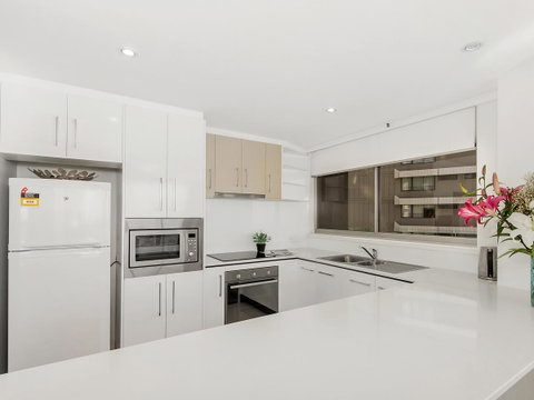 Sunbird Beach Resort Main Beach - Kawana Tourism 16