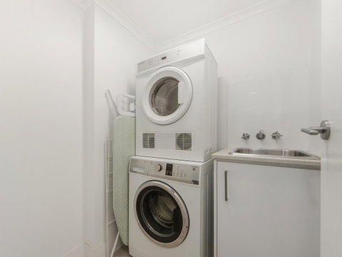 Sunbird Beach Resort Main Beach - Kawana Tourism 25