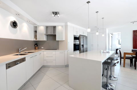 Peninsular Beachfront Resort - Kawana Tourism 20