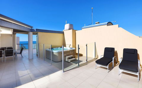 Peninsular Beachfront Resort - Kawana Tourism 28