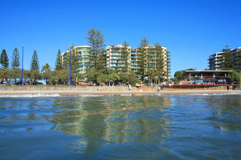 Peninsular Beachfront Resort - Kawana Tourism 40