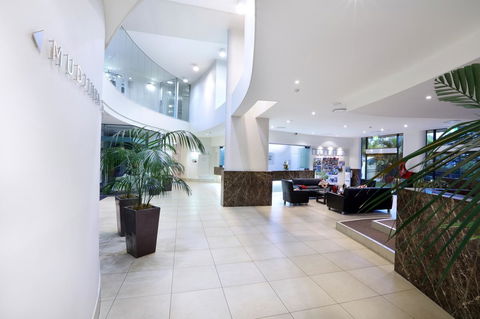 Peninsular Beachfront Resort - Kawana Tourism 19