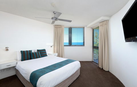 Peninsular Beachfront Resort - Kawana Tourism 10