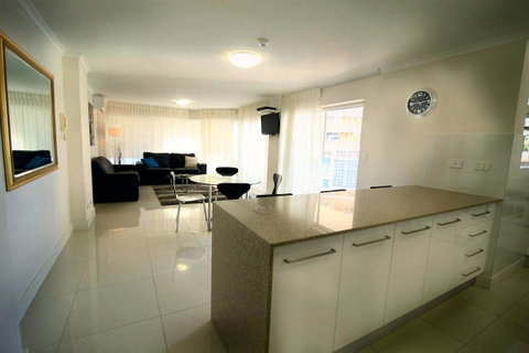 Grosvenor Beachfront Apartments Surfers Paradise - Kawana Tourism 3