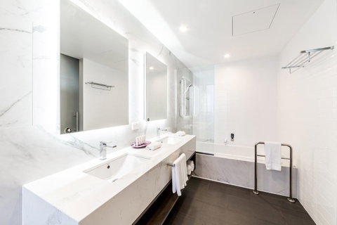 Sage Hotel James Street - Kawana Tourism 16