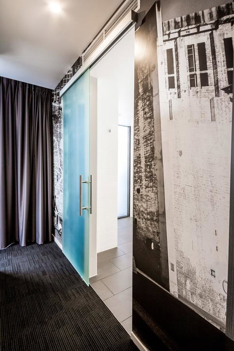Sage Hotel James Street - Kawana Tourism 7