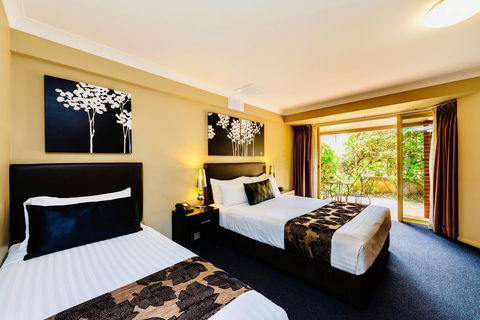 Ambassador On Ruthven - Kawana Tourism 1