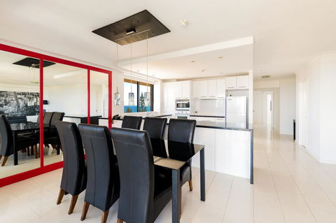 Burgess @ Kings Beach Apartments - Kawana Tourism 17