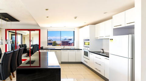 Burgess @ Kings Beach Apartments - Kawana Tourism 13