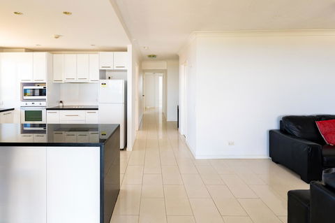 Burgess @ Kings Beach Apartments - Kawana Tourism 14