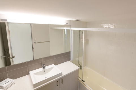 Burgess @ Kings Beach Apartments - Kawana Tourism 36