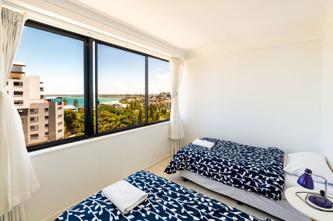 Burgess @ Kings Beach Apartments - Kawana Tourism 19