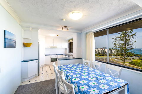 Burgess @ Kings Beach Apartments - Kawana Tourism 32