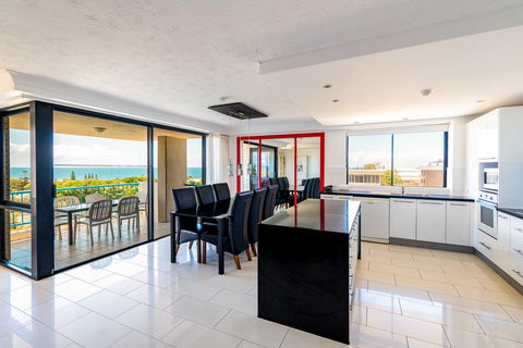 Burgess @ Kings Beach Apartments - Kawana Tourism 12