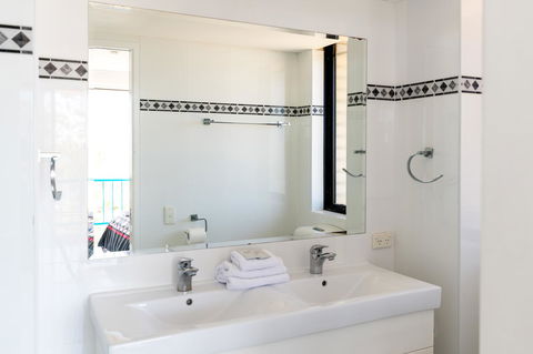 Burgess @ Kings Beach Apartments - Kawana Tourism 15