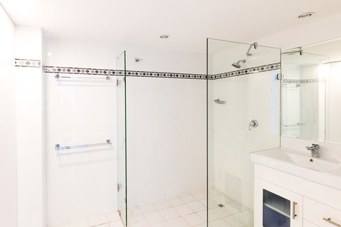 Burgess @ Kings Beach Apartments - Kawana Tourism 9