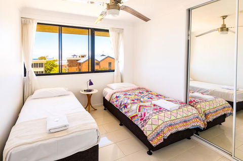 Burgess @ Kings Beach Apartments - Kawana Tourism 18