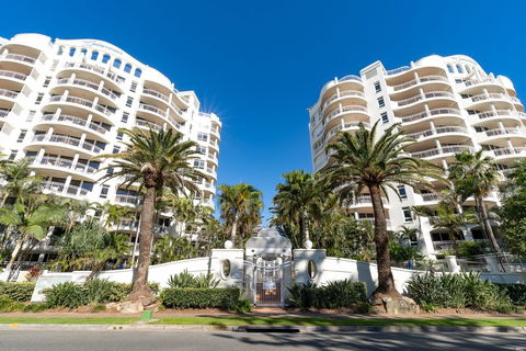 ULTIQA Burleigh Mediterranean Resort - Kawana Tourism 13