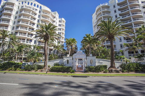 ULTIQA Burleigh Mediterranean Resort - Kawana Tourism 19