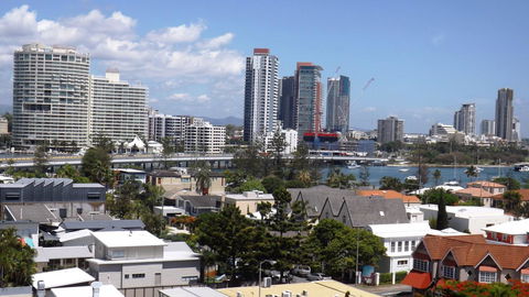 The Meriton Apartments On Main Beach - Kawana Tourism 20