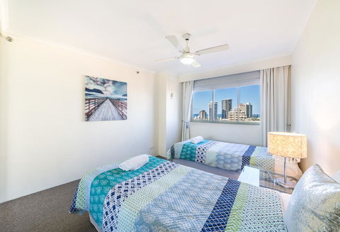 The Meriton Apartments On Main Beach - Kawana Tourism 3