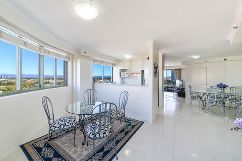 The Meriton Apartments On Main Beach - Kawana Tourism 15