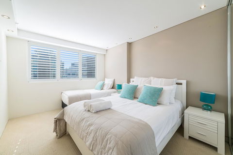 The Meriton Apartments On Main Beach - Kawana Tourism 6