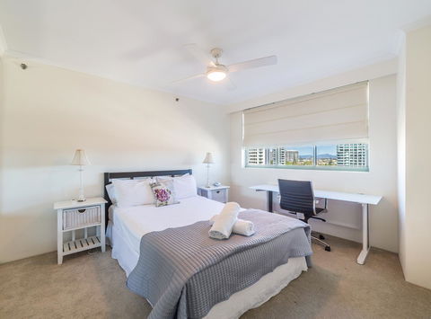 The Meriton Apartments On Main Beach - Kawana Tourism 16