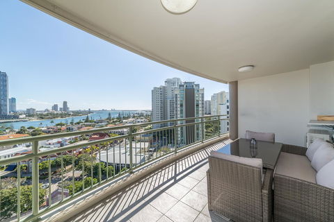 The Meriton Apartments On Main Beach - Kawana Tourism 23