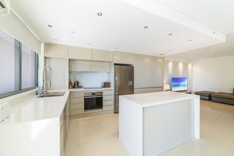 The Meriton Apartments On Main Beach - Kawana Tourism 9