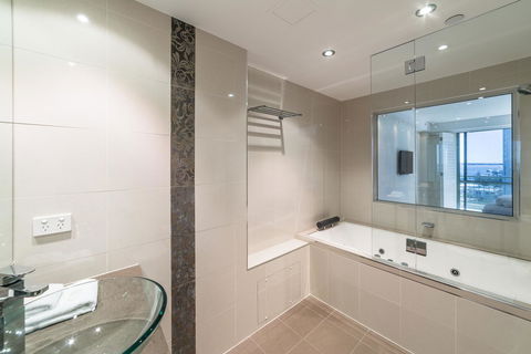 The Meriton Apartments On Main Beach - Kawana Tourism 8