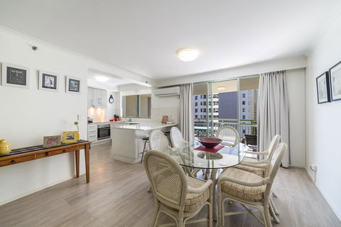 The Meriton Apartments On Main Beach - Kawana Tourism 2