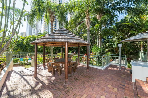 The Meriton Apartments On Main Beach - Kawana Tourism 40