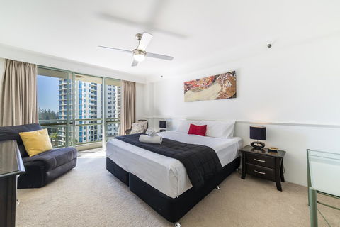The Meriton Apartments On Main Beach - Kawana Tourism 1