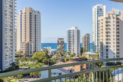 The Meriton Apartments On Main Beach - Kawana Tourism 21
