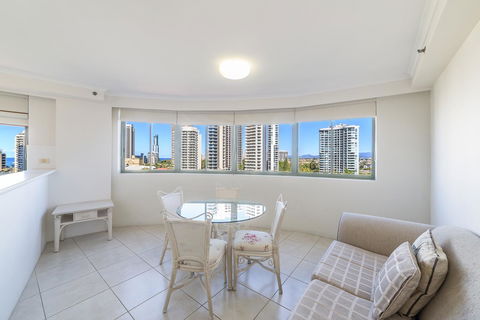 The Meriton Apartments On Main Beach - Kawana Tourism 4