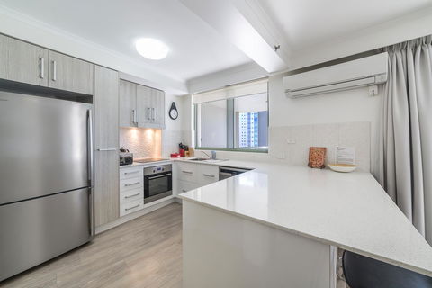 The Meriton Apartments On Main Beach - Kawana Tourism 12