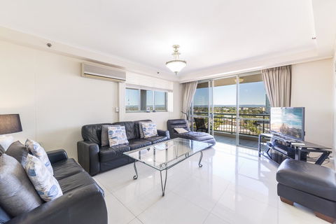 The Meriton Apartments On Main Beach - Kawana Tourism 13