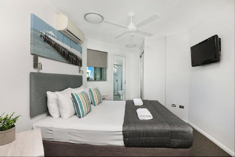 Malibu Apartments - Kawana Tourism 8