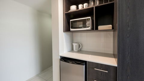 Sunshine Tower Hotel - Kawana Tourism 8