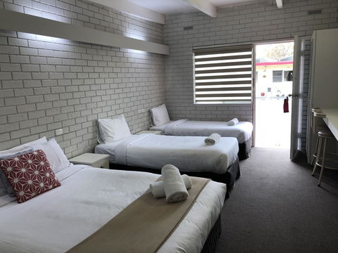 Wattle Motel - Kawana Tourism 3